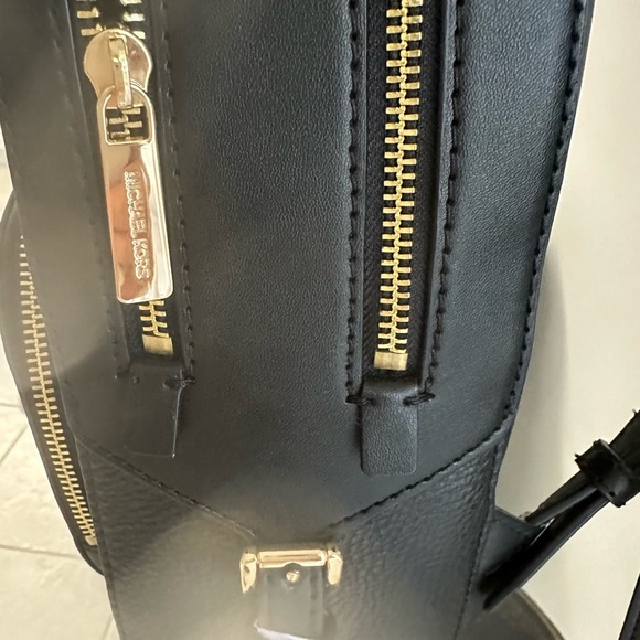MICHAEL KORS NWOT JAYCEE MEDIUM
ZIP POCKET BACKPACK BAG GOLD HARDWARE LEATHER - Picture 5 of 8